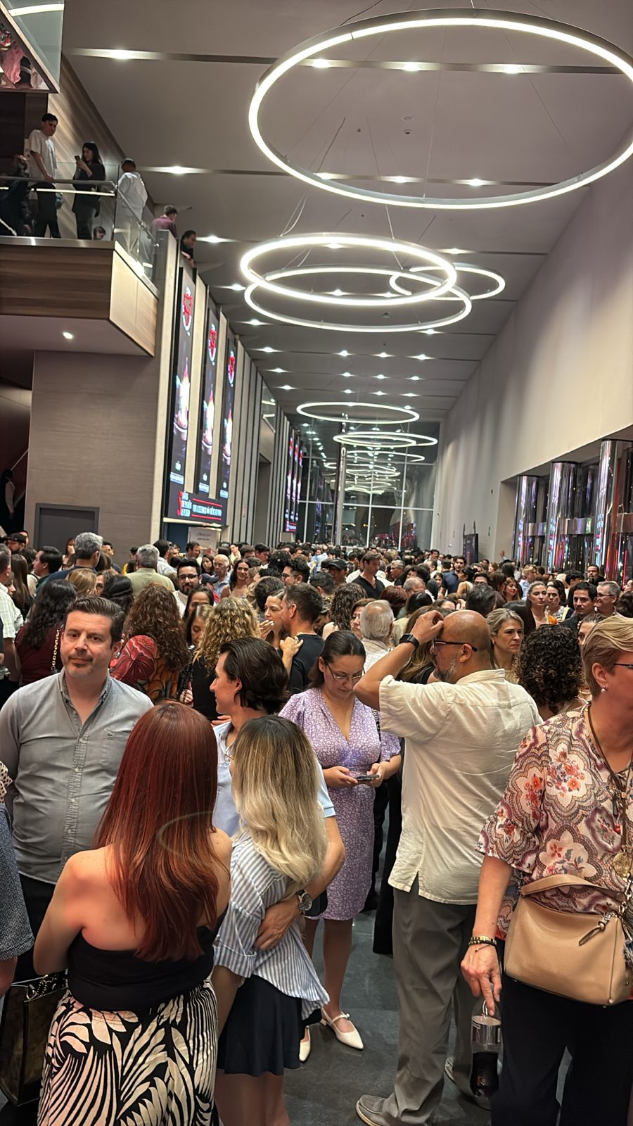La protagonista de "Pretty Woman" cayó del escenario (que tiene una altura de 2 metros) hasta el área de músicos