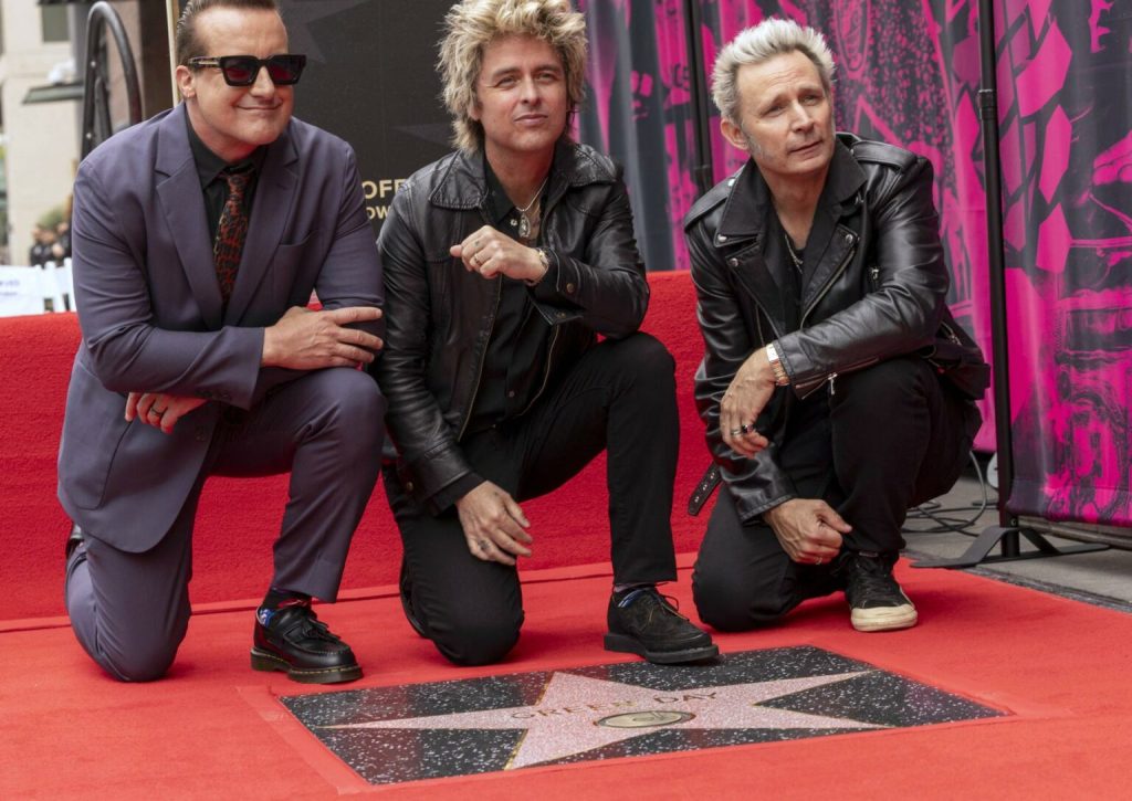Con éxitos como American Idiot, Basket Case y Good Riddance, Green Day ha dejado una huella imborrable en la música.