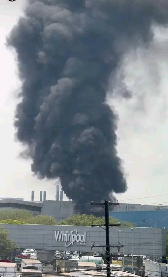 Gracias a la rápida intervención de la brigada interna de Whirlpool y al apoyo coordinado de elementos de Bomberos de Nuevo León y Protección Civil municipal