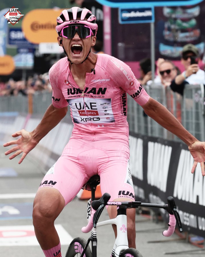Finalmente, Del Toro alcanzó al francés y, en un cierre explosivo, imprimió un poderoso sprint en los últimos 1,500 metros para superarlo y cruzar primero la línea de meta con un tiempo de 3 horas, 58 minutos y 48 segundos.
