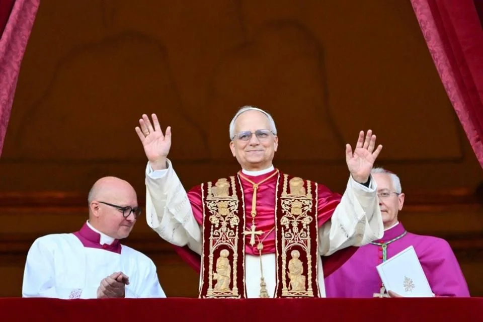 Desde el balcón central de la Basílica de San Pedro, el nuevo Papa ofreció sus primeras palabras como líder espiritual, con un mensaje de paz