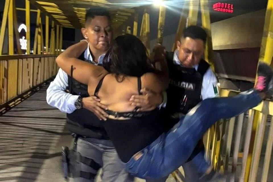 Al llegar al lugar, los uniformados encontraron a la mujer sentada sobre el barandal del puente. Durante el diálogo, ella manifestó su intención de terminar con su vida tras sufrir una ruptura amorosa.