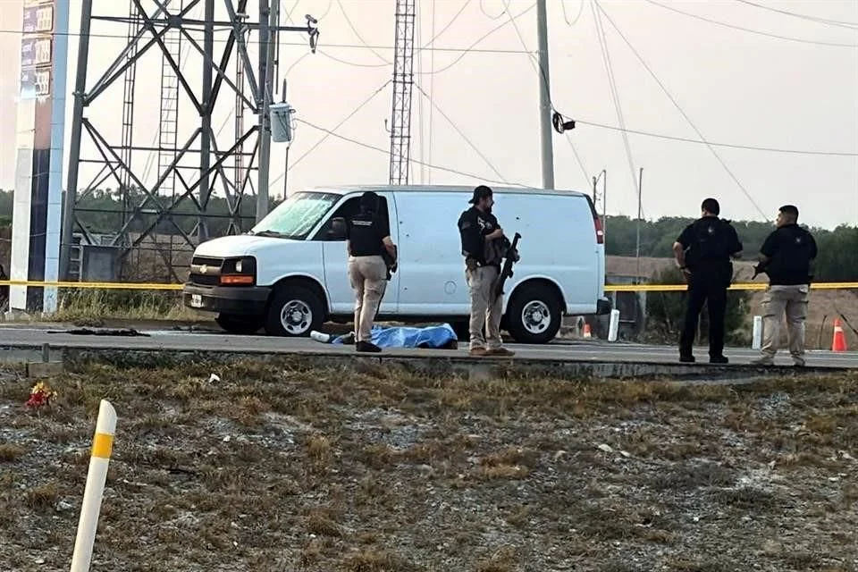 El agente fallecido fue identificado como Juan Antonio Cruz Calles, quien murió en el lugar de los hechos. Su compañero, cuyo nombre no ha sido revelado, resultó con heridas de gravedad y fue trasladado de emergencia