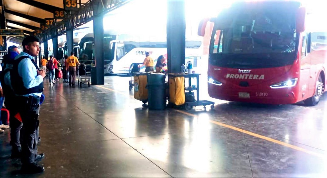 Elementos de la Policía de Monterrey asignados en la Central de Autobuses, fueron informado que un hombre se encontraba alterando el orden en el interior de una unidad  de la empresa Transportes Frontera, que recién llegaba de San Luis Potosí.