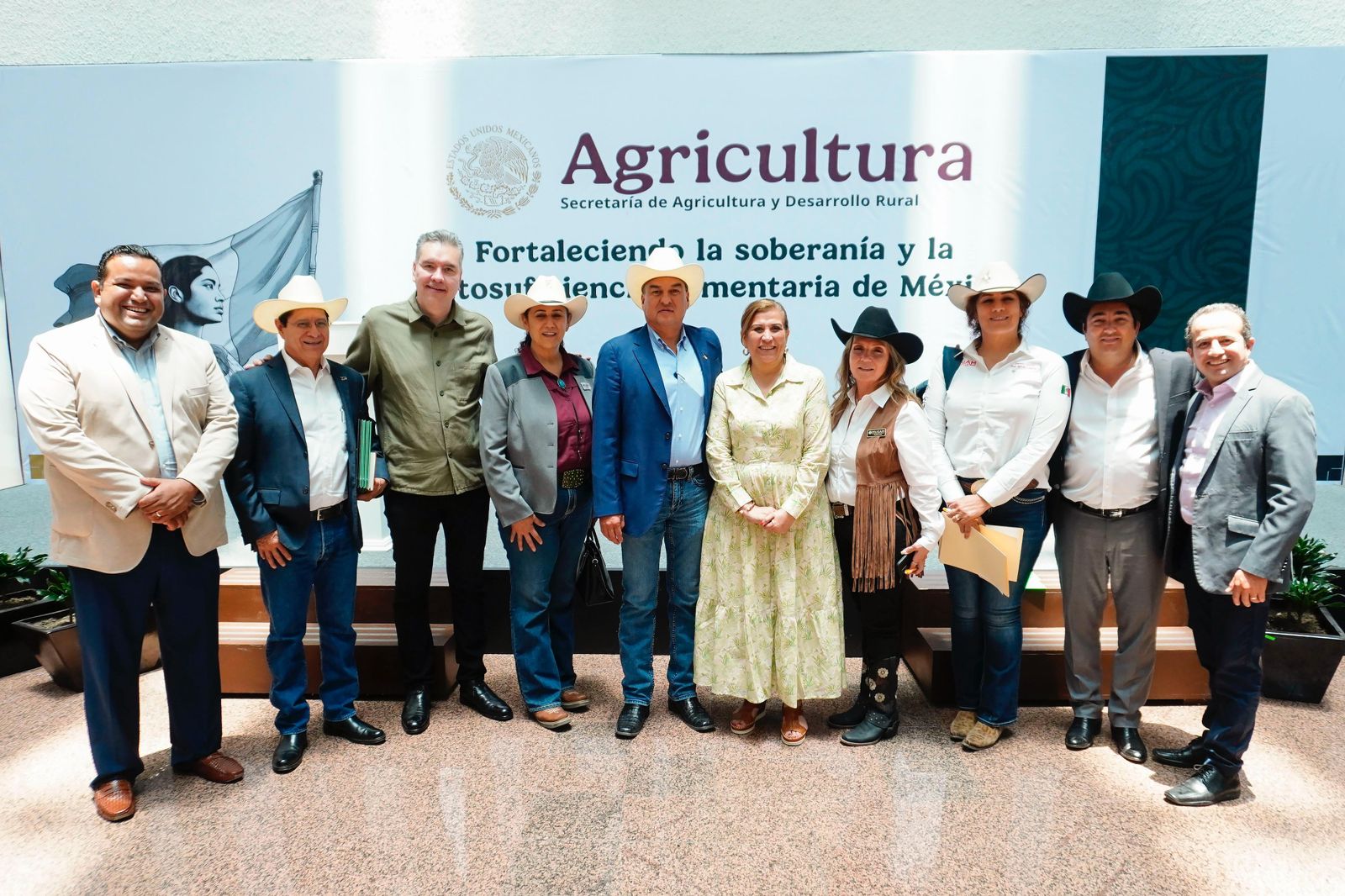 Tanto Fernández y Díaz aseguraron que existe interés y voluntad por parte de la Secretaría de Agricultura y Desarrollo Rural para resolver esta situación que afecta a miles de familias ganaderas.