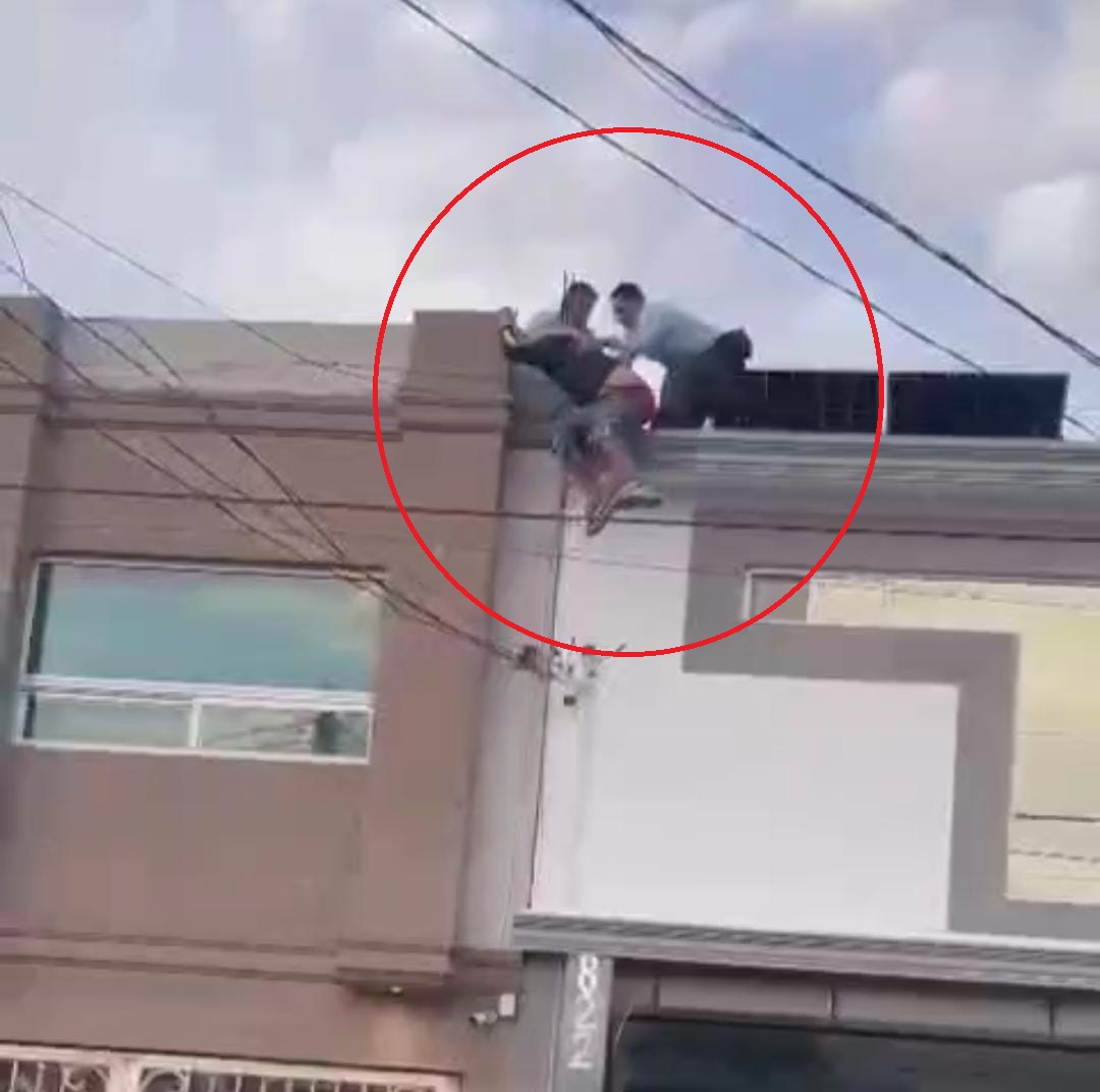 Policías de Monterrey salvan a hombre que intentó lanzarse de una azotea