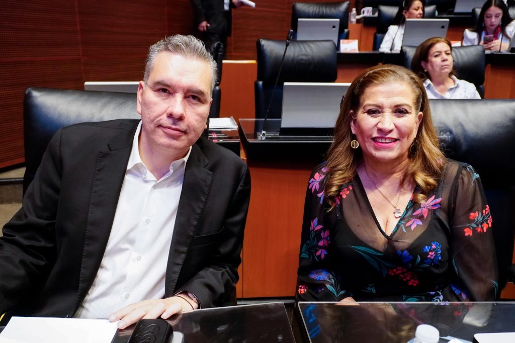 Ambos legisladores señalaron que, desde su creación, el Instituto de Seguridad y Servicios Sociales de los Trabajadores del Estado de Nuevo León (ISSSTELEÓN) contemplaba pensiones equivalentes al 100% del salario base de los trabajadores activos