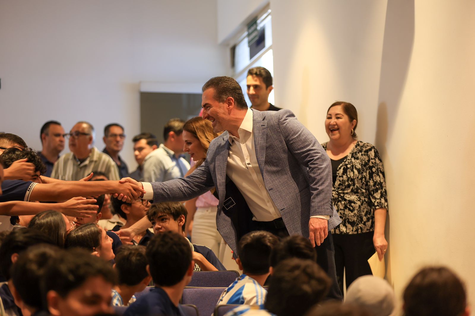 “Y este trabajo que se hace y están haciendo en todos los colegios, principalmente los que participaron en esta Copa Intercolegial, es un trabajo de formación de las niñas y los niños para su futuro y genera mejores condiciones físicas y también mentales”, les dijo el alcalde.