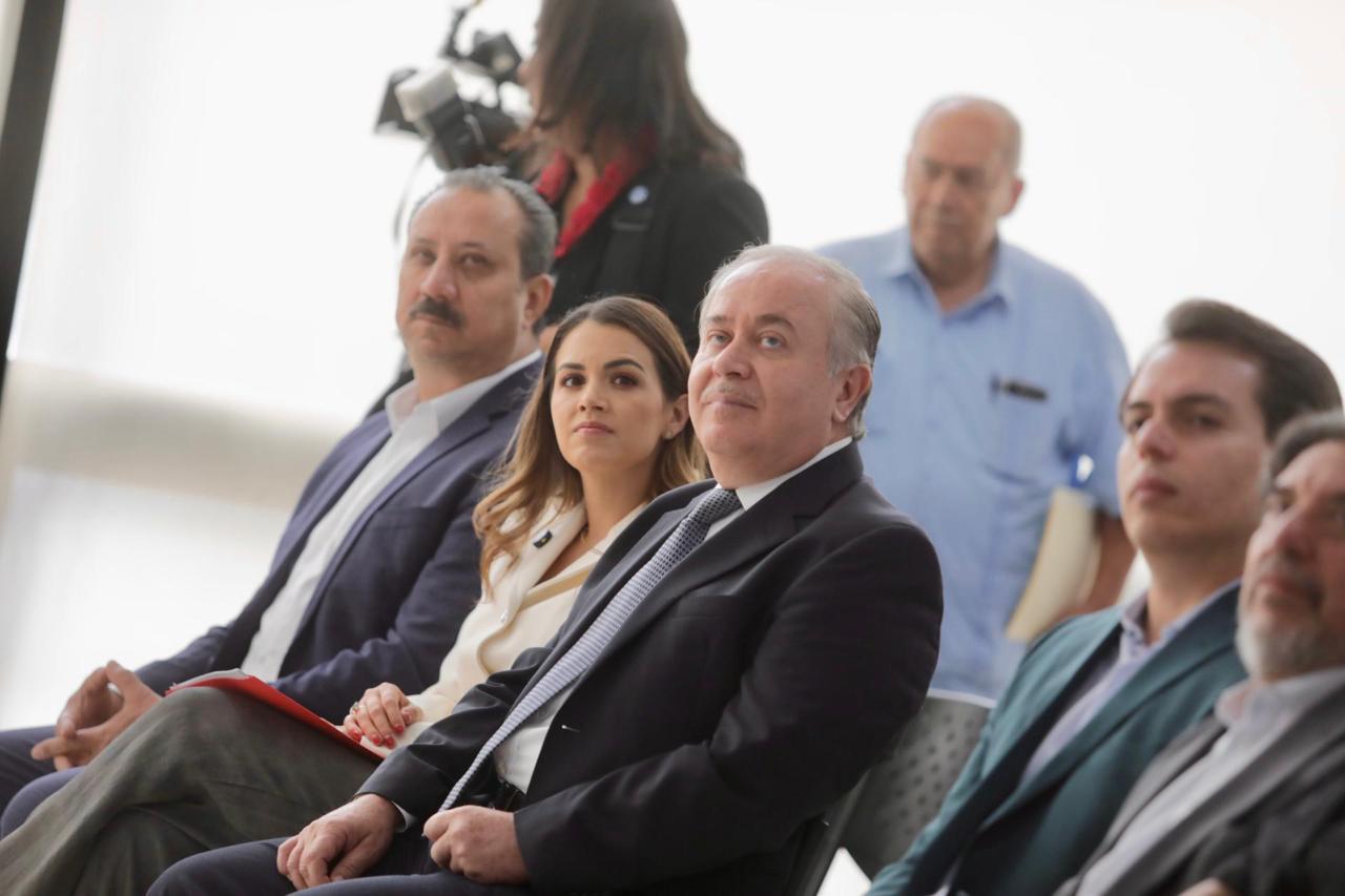 “Este día hemos podido recordar los tres principales recintos que ha tenido el Congreso durante su existencia: El de Morelos y Escobedo en el siglo XIX, el de Palacio de Gobierno en 85 años del siglo XX y este Palacio Legislativo que hoy cumple 40 años”, apuntó.