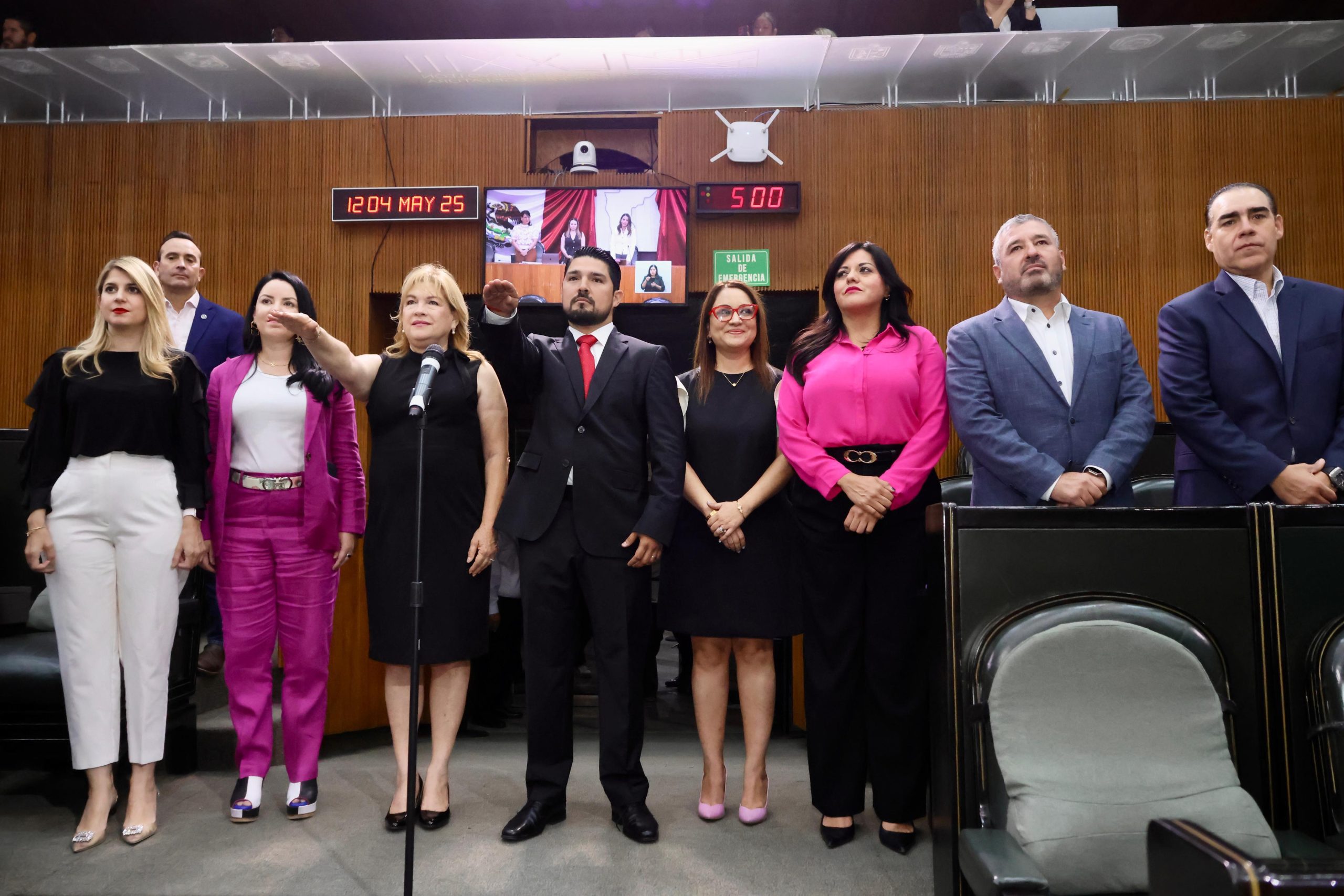 Ante el Pleno, la presidenta de la Mesa Directiva, Lorena de la Garza, fue la encargada de tomar protesta a los nuevos integrantes de la bancada tricolor.