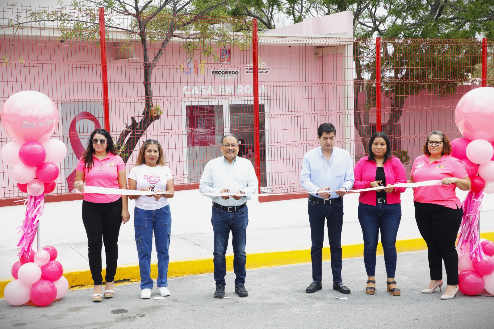La Casa en Rosa no es solo un edificio, es un refugio emocional, físico y psicológico para cientos de mujeres que enfrentan el cáncer de mama, añadió el Edil.