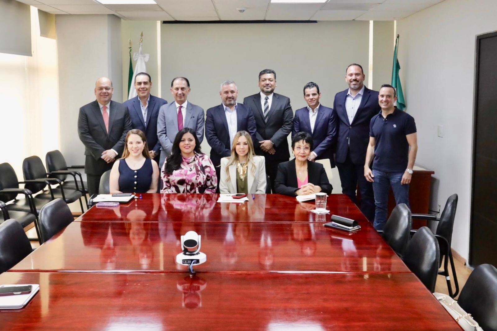 Por su parte, el Fiscal General de Justicia en Nuevo León, Javier Flores Saldívar destacó que siempre debe de existir una coordinación entre los diferentes entes gubernamentales para prevenir el despojo de inmuebles, los cuales se resuelven aproximadamente en un año a través de un acuerdo reparatorio.