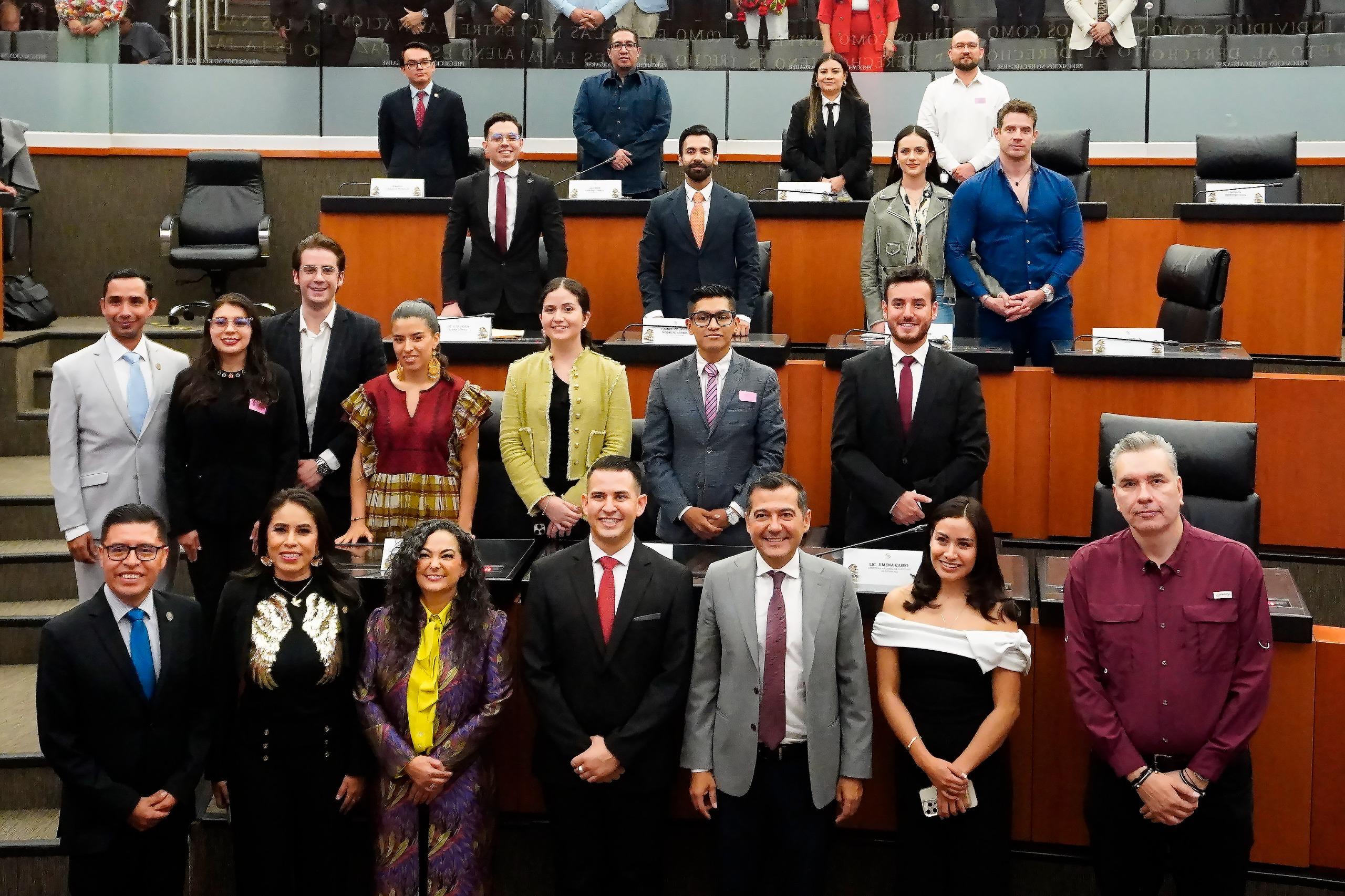 LIDERA MX es una plataforma nacional que promueve el desarrollo de jóvenes mexicanos en cuatro ejes estratégicos: social, político, empresarial y altruista