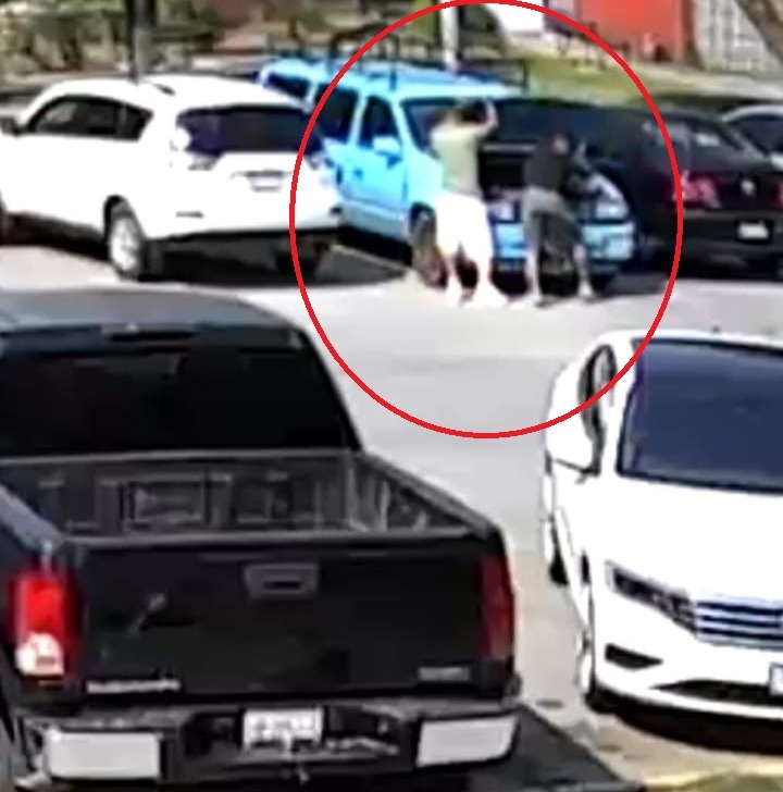 Un hombre identificado como Roberto B., de 51 años, fue detenido por elementos de la Policía de Monterrey cuando circulaba en una camioneta con placas colgadas y transportaba seis baterías de auto, presuntamente robadas.