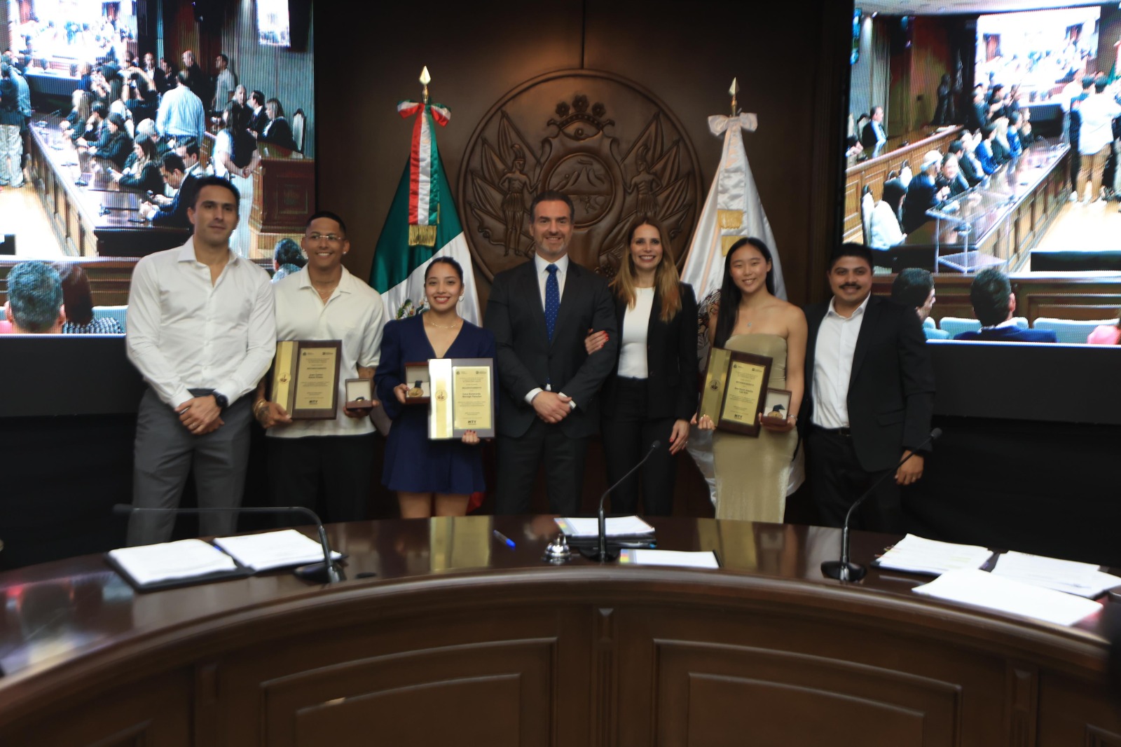 Los exhortó a seguirse preparando y se admiró por la preparación física e intelectual de cada uno que dieron un discurso de agradecimiento por la medalla.