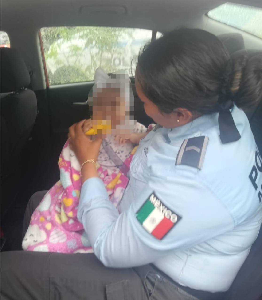 Una intensa movilización se registró la tarde del jueves en Monterrey, luego de que una bebé de ocho meses fuera olvidada accidentalmente por su madre dentro de un taxi de aplicación. Gracias al sistema de videovigilancia C4, la menor fue localizada sana y salva en cuestión de minutos.