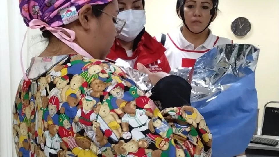 la bebé fue trasladada con vida a la Clínica 6 del IMSS, donde permanece internada y se reporta su estado de salud como grave.
