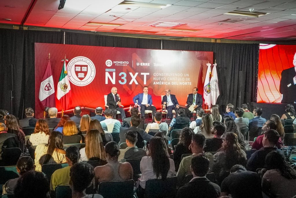 Adrián de la Garza sostiene que la mayor demanda ciudadana es la seguridad y la justicia y para ello, reconoció que se necesita de una policía mejor preparada, con capacitación constante, sueldos competitivos, y primordialmente con vocación de servicio.