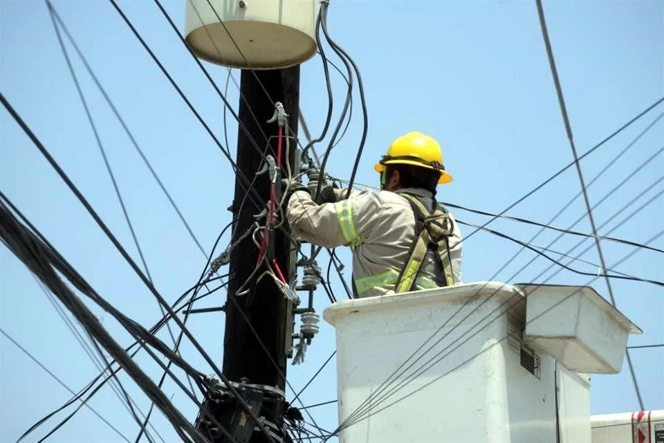 Crisis por apagones en NL: vecinos enfrentan calor extremo sin luz por hasta 15 horas
