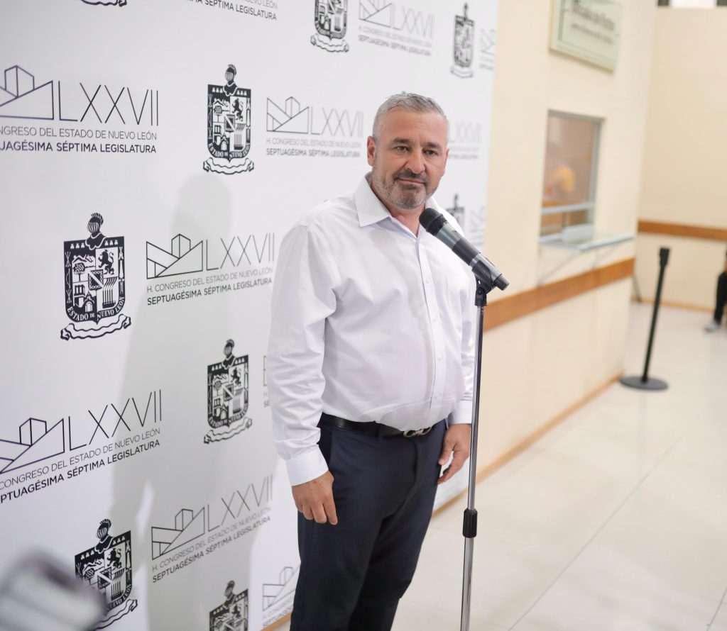 Caballero Gaona puntualizó que el Sistema de Caminos de Nuevo León, tiene la obligación de propiciar que las carreteras, particularmente en el sur del Estado, sean de calidad y eficientes, garantizando con ello vías seguras para transitar en paz y con dignidad, previniendo accidentes y salvaguardando la integridad de las familias.