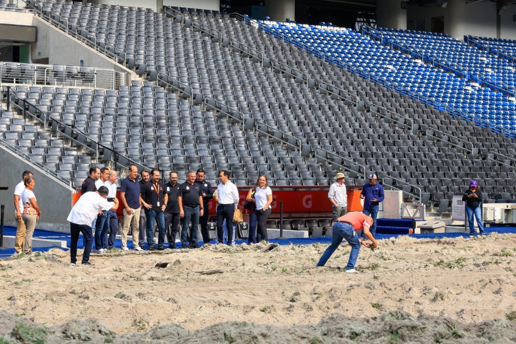 El alcalde de Guadalupe, Héctor García, estuvo presente en el estadio y fue informado de las mejoras que contará la cancha de este inmueble para recibir la contienda mundialista y las cuales quedarán como un legado para este deporte y los guadalupenses.