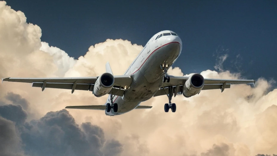 Un vuelo de All Nippon Airways que cubría la ruta de Tokio, Japón, a Houston, Texas, tuvo que ser desviado a Seattle luego de que un pasajero intentara abrir una puerta del avión en pleno trayecto. La rápida intervención de otros viajeros permitió controlar la situación, y el individuo fue trasladado a un hospital para su evaluación médica tras el aterrizaje de emergencia.