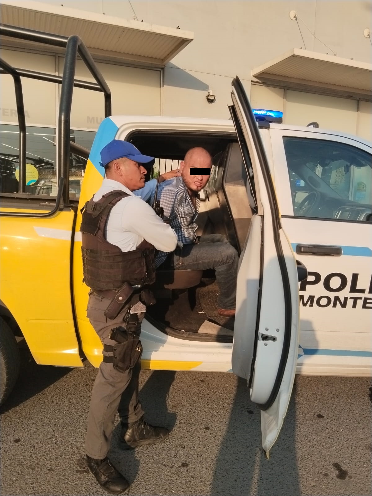 El detenido fue trasladado a las instalaciones de la Policía de Monterrey, donde quedó a disposición del Ministerio Público, quien determinará su situación legal y los cargos que procedan por el delito de robo.