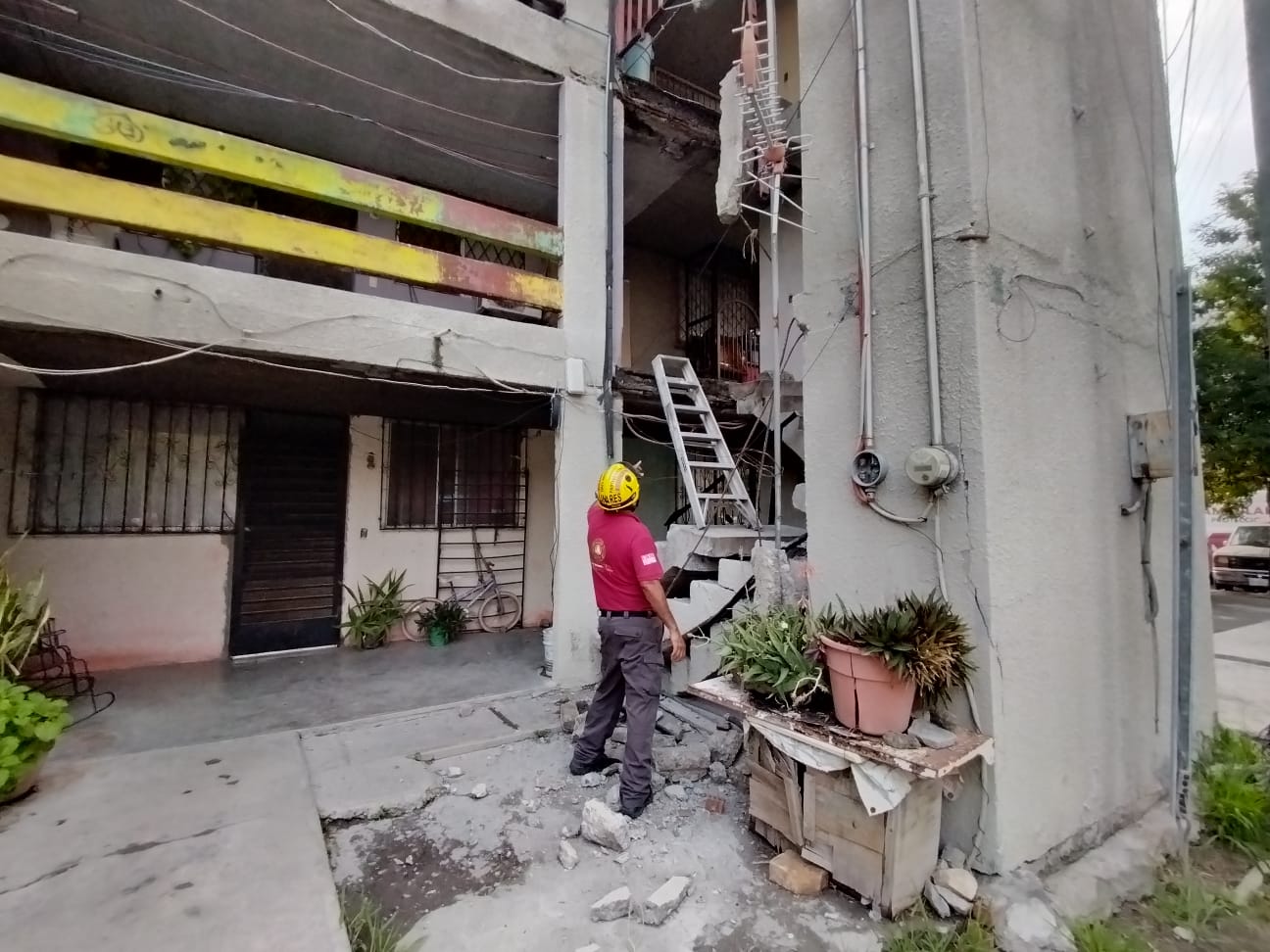 el Municipio informó que se están revisando otros inmuebles cercanos que también presentan daños estructurales.