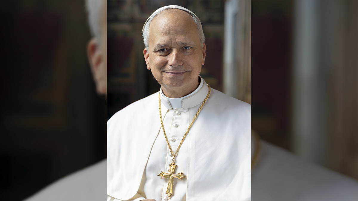 Esta imagen oficial y la cruz que porta León XIV reflejan no solo la continuidad de la tradición, sino también la dimensión espiritual y personal del nuevo papa.
