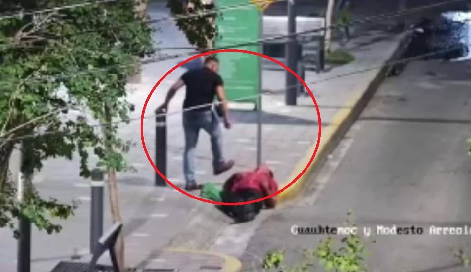Un hombre identificado como Minardo M., de 46 años, fue detenido por elementos de la Policía de Monterrey luego de agredir a patadas a otro hombre que le pidió una moneda para el camión.