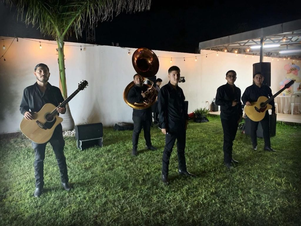 El “Grupo Fugitivo” es conocido en la región por animar eventos sociales y fiestas privadas. La desaparición ha generado una fuerte preocupación entre familiares, amigos y seguidores.