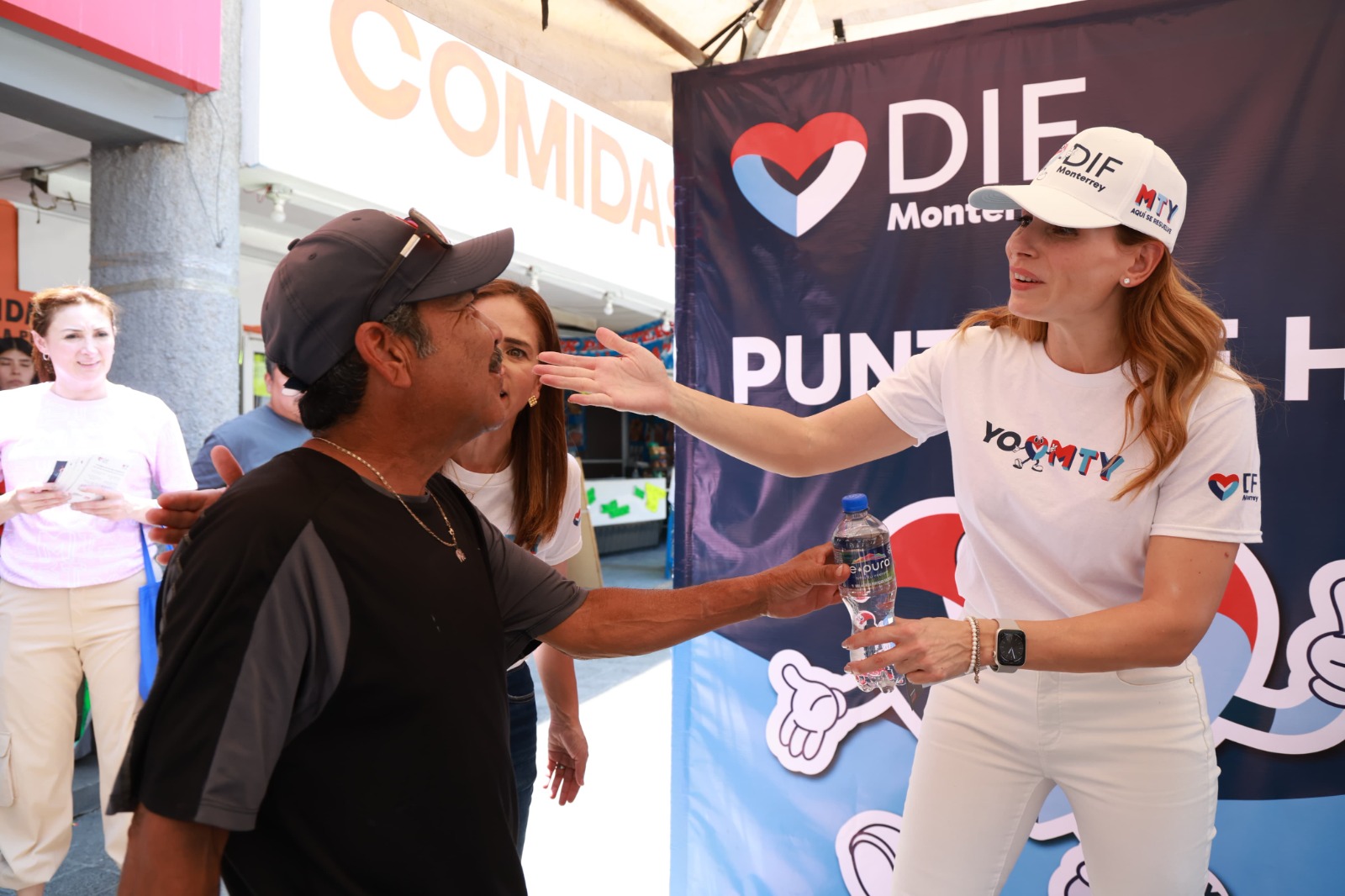 Continúa DIF Monterrey con operativo de hidratación en diversos puntos de la ciudad