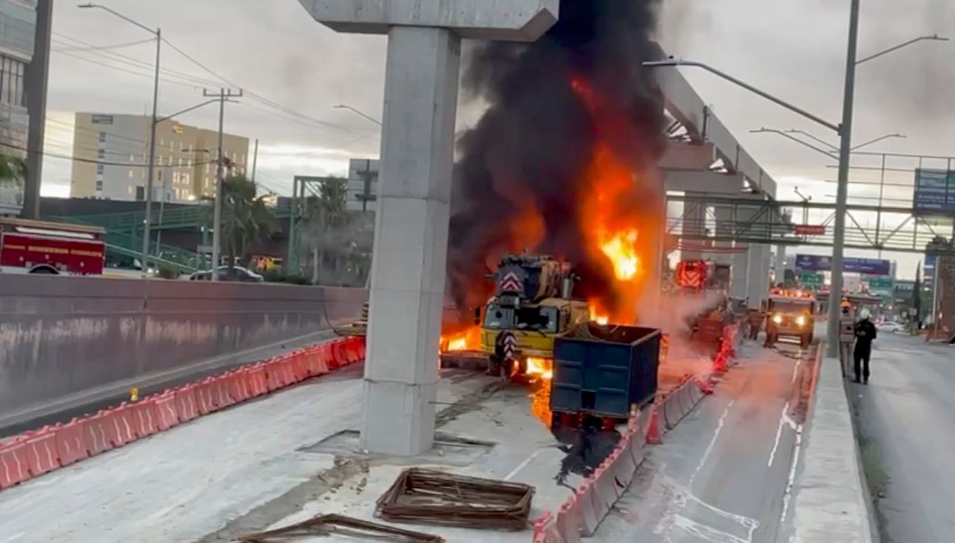 Un incendio de gran magnitud consumió por completo una grúa industrial de alto tonelaje que se encontraba estacionada en las obras de la Línea 6 del Metro