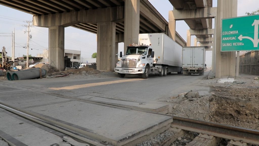 cerrarán los carriles laterales del Libramiento Noroeste, entre las carreteras a Colombia y Monclova por trabajos de mantenimiento en las vías de ferrocarril.
