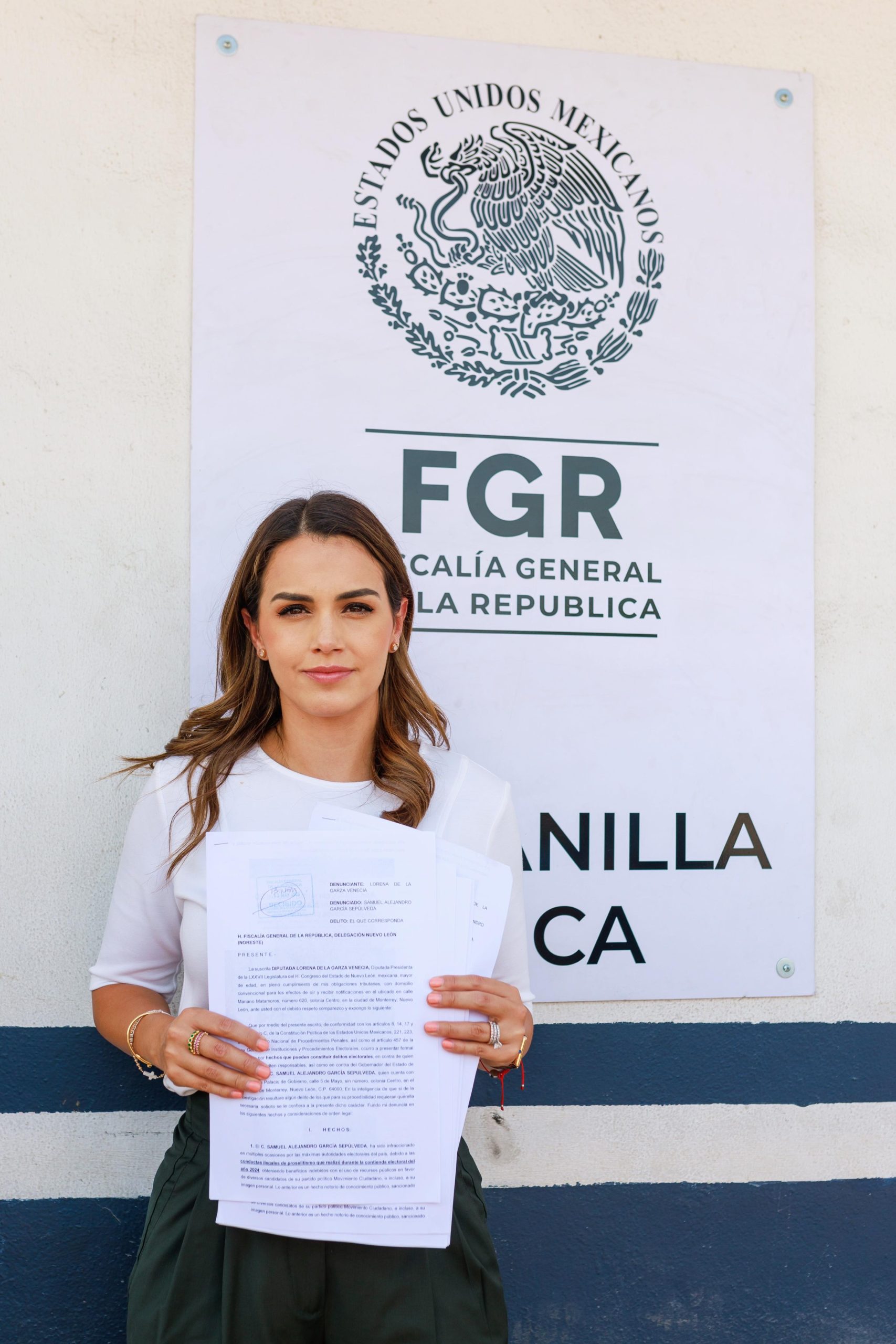 Estoy en las instalaciones de la FGR para entregar 8 denuncias en contra del gobernador Samuel García”, declaró