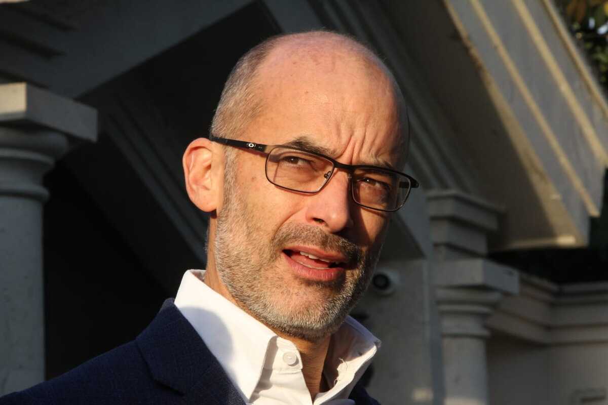Aunque De la Fuente fue separado de su cargo en junio de 2024 durante la gestión de Treviño, posteriormente fue restituido bajo el argumento de que la medida judicial había quedado sin efecto.