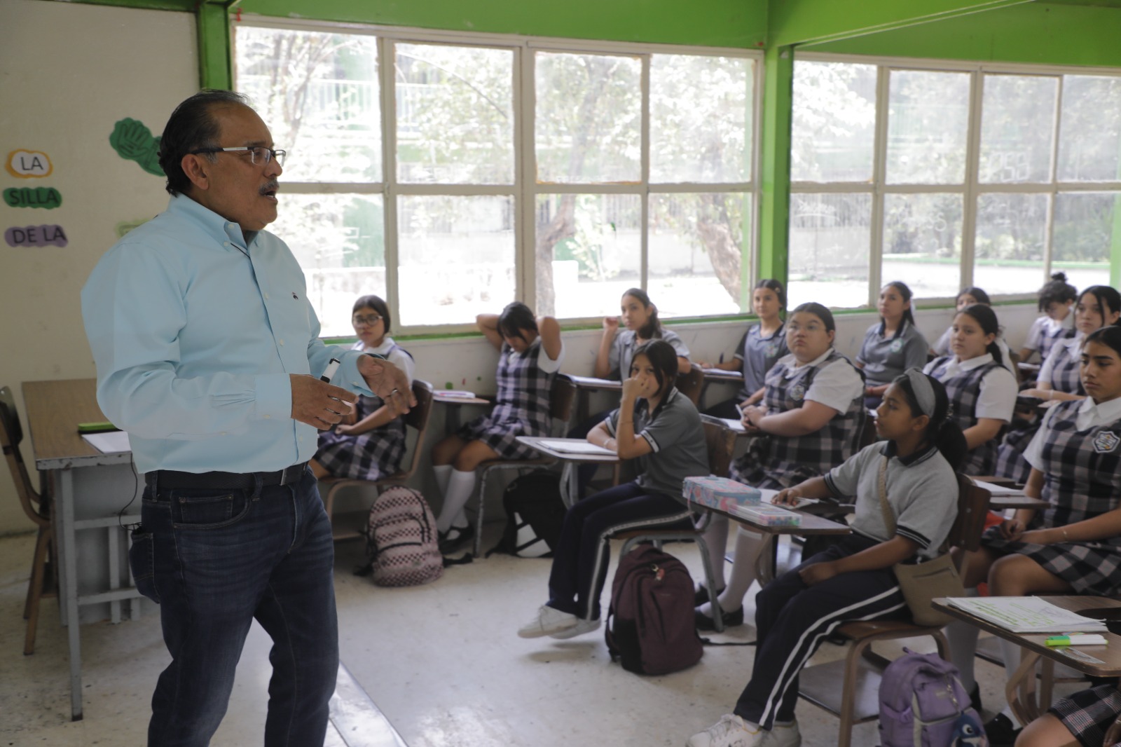 Regresa Mijes al salón de clases y reconoce labor de los maestros 