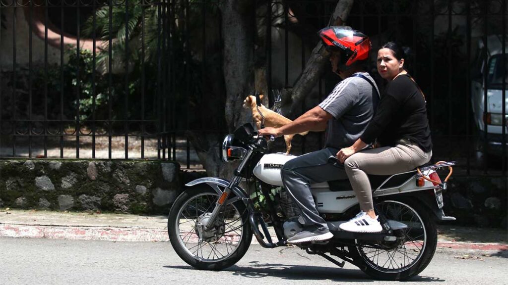 La reciente reforma a la Ley de Movilidad obliga a los motociclistas a portar faro con intensidad regulable, espejos laterales, luces direccionales e intermitentes, sistema de escape que reduzca el ruido y vestimenta con al menos 20% de material reflejante, especialmente durante la noche