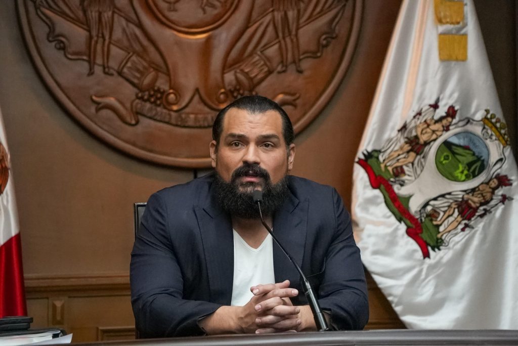 En cuanto a la aplicación de multas para quienes no paguen el estacionamiento explicó que los mismos inspectores de parquímetros realizarán sus rondines con la nueva tecnología para verificar, mediante las placas, que el vehículo haya pagado
