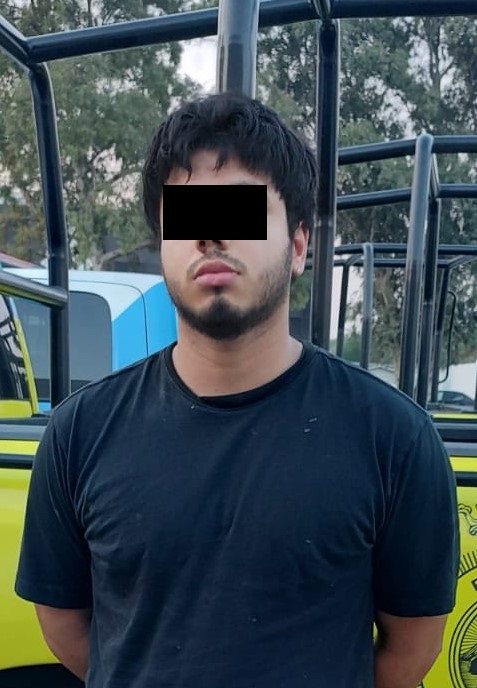 El joven fue trasladado a las instalaciones de la Policía de Monterrey, donde quedó a disposición del Ministerio Público, quien deslindará responsabilidades.