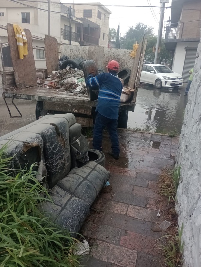 Tan solo el día de ayer con el HidroJet de la Secretaría de Servicios Públicos se atendieron 29 rejillas de donde se recolectaron 12 toneladas de basura diversa en puntos catalogados como focos rojos de inundaciones.