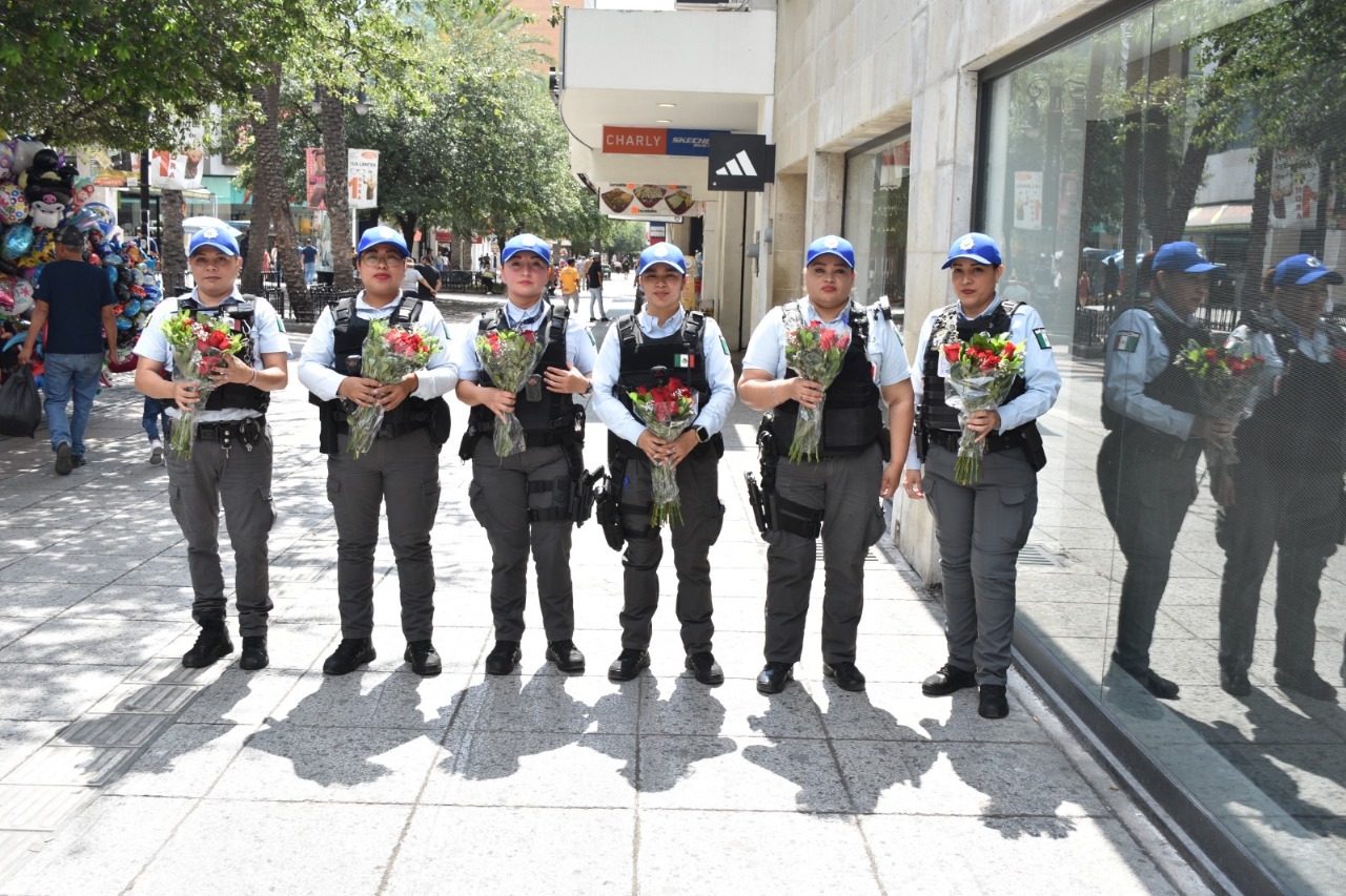 Festeja Policía Regia a madres de familia de la corporación