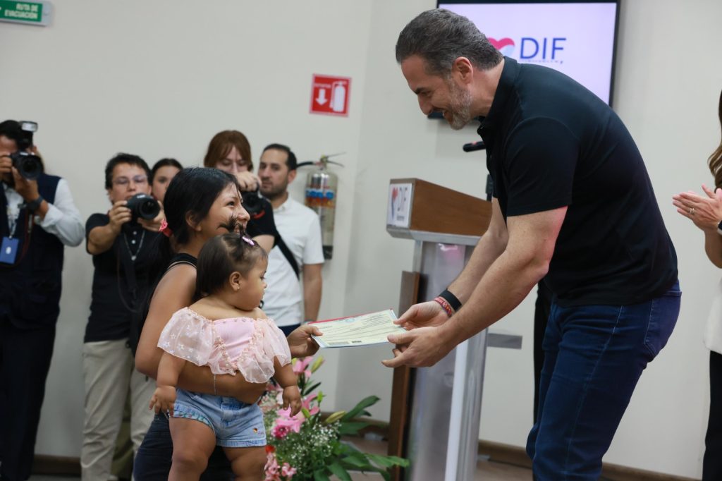 La entrega de estos documentos representa una acción clave dentro del programa Oficialmente Regios, que reafirma el compromiso de Monterrey para brindar a la niñez regiomontana un acceso pleno a su derecho a la identidad.