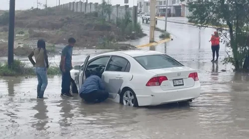 Lluvias causan caos vial, cierres y accidentes en zona metropolitana de Monterrey