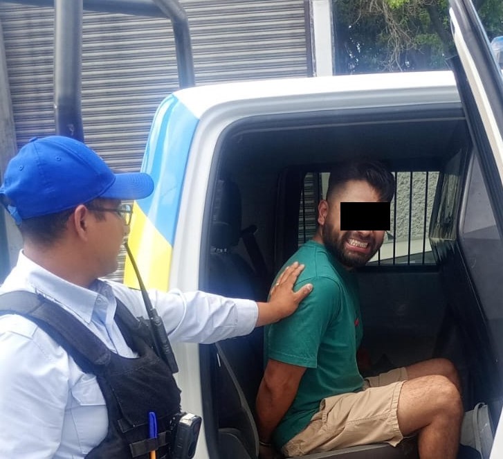 Elementos municipales patrullaban la zona cuando personal del C4 les alertó sobre la ubicación de un Nissan Sentra, color blanco con amarillo, tipo taxi,