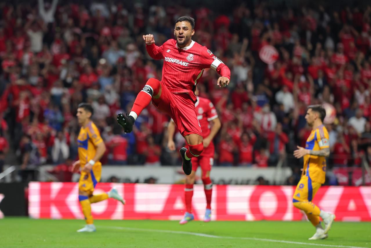 Tigres cae 3-0 ante Toluca; Alexis Vega brilla con doblete y asistencia para sentenciar la eliminación felina en el Nemesio Diez.