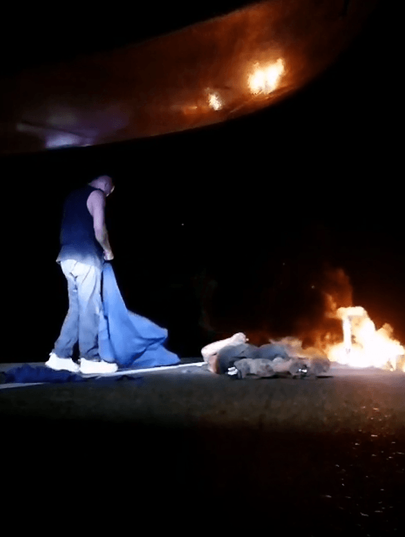 El momento fue captado por la cámara de seguridad de la unidad de Juan, quien además improvisó una entablilladura con una manta que su hija le había regalado