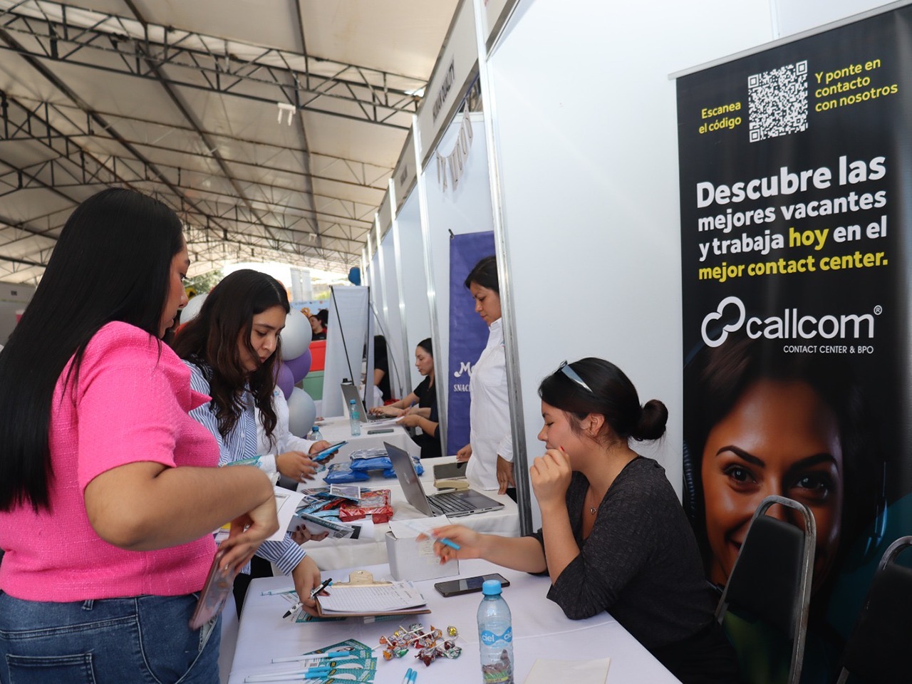 Feria laboral UANL 2025 vincula con éxito a jóvenes estudiantes y egresados en colaboración con la secretaría del trabajo