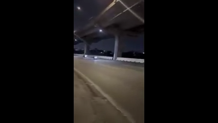 Paramédicos acudieron al sitio y trasladaron al motociclista a un hospital cercano, donde fue ingresado para recibir atención médica especializada.