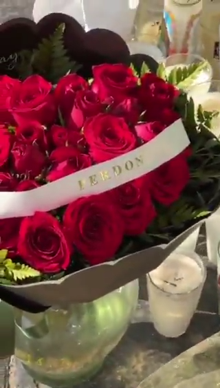 Aparecen flores con “Perdón” en estética donde asesinaron a tiktoker